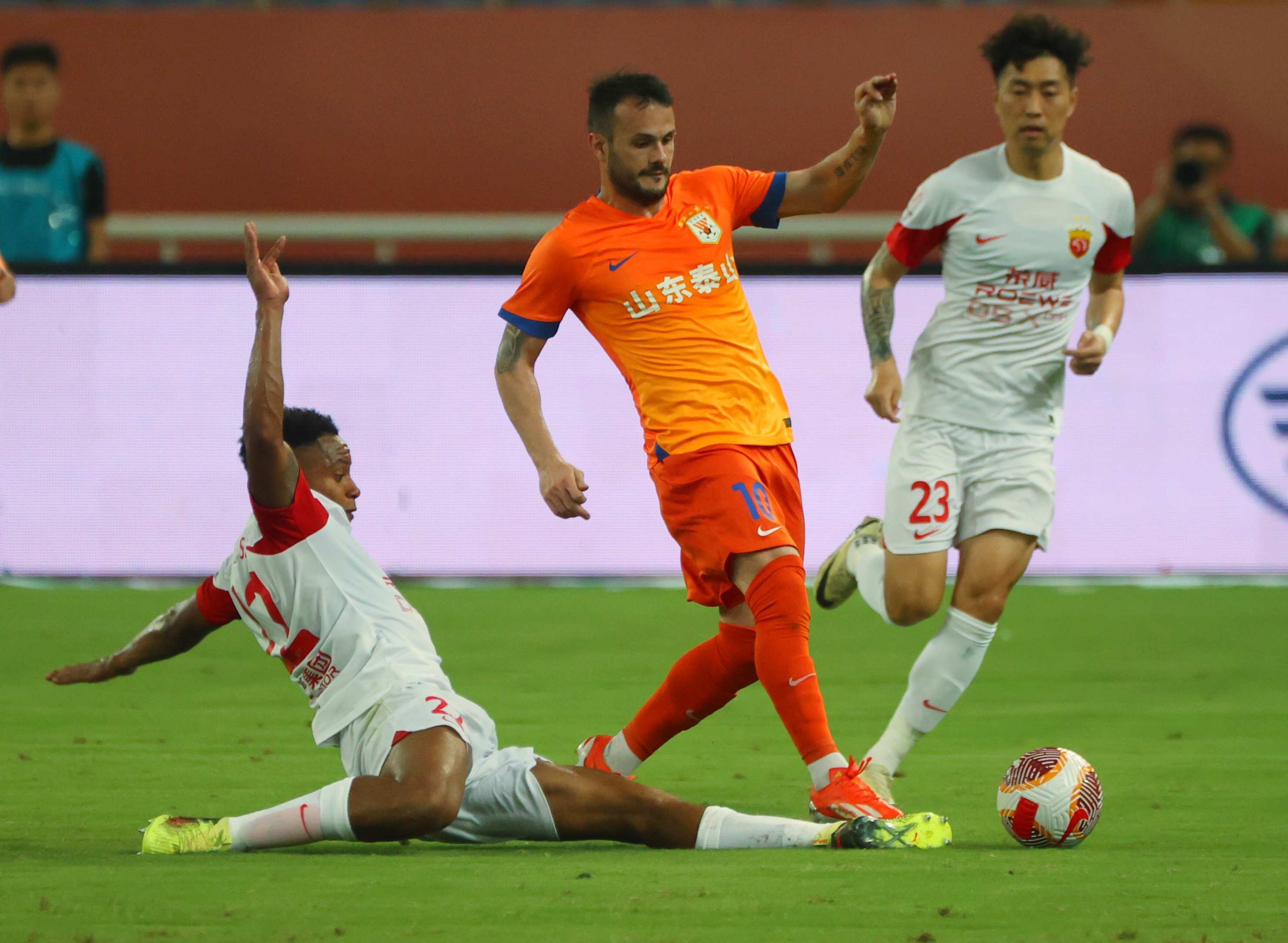 鲁能取得大胜,晋级亚冠关键阶段 鲁能取得大胜,晋级亚冠关键阶段