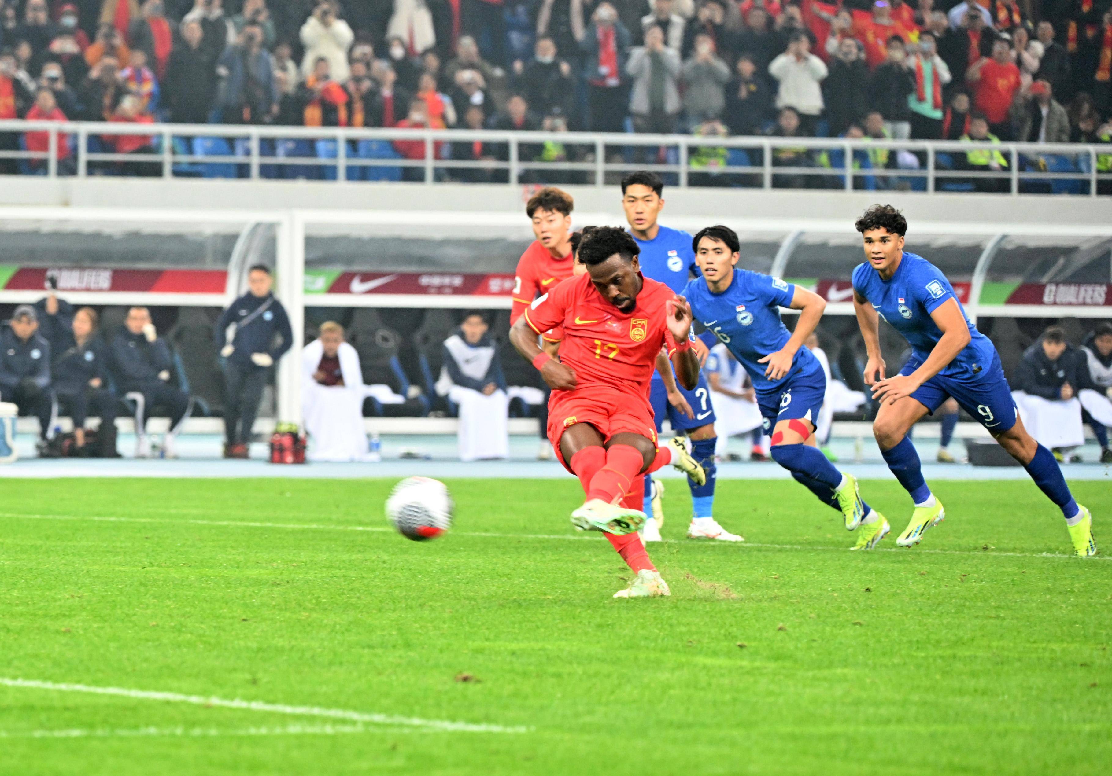 足球场上冲突不断,双方球员上演激烈对抗的简单介绍 足球场上冲突不断,双方球员上演激烈对抗的简单介绍