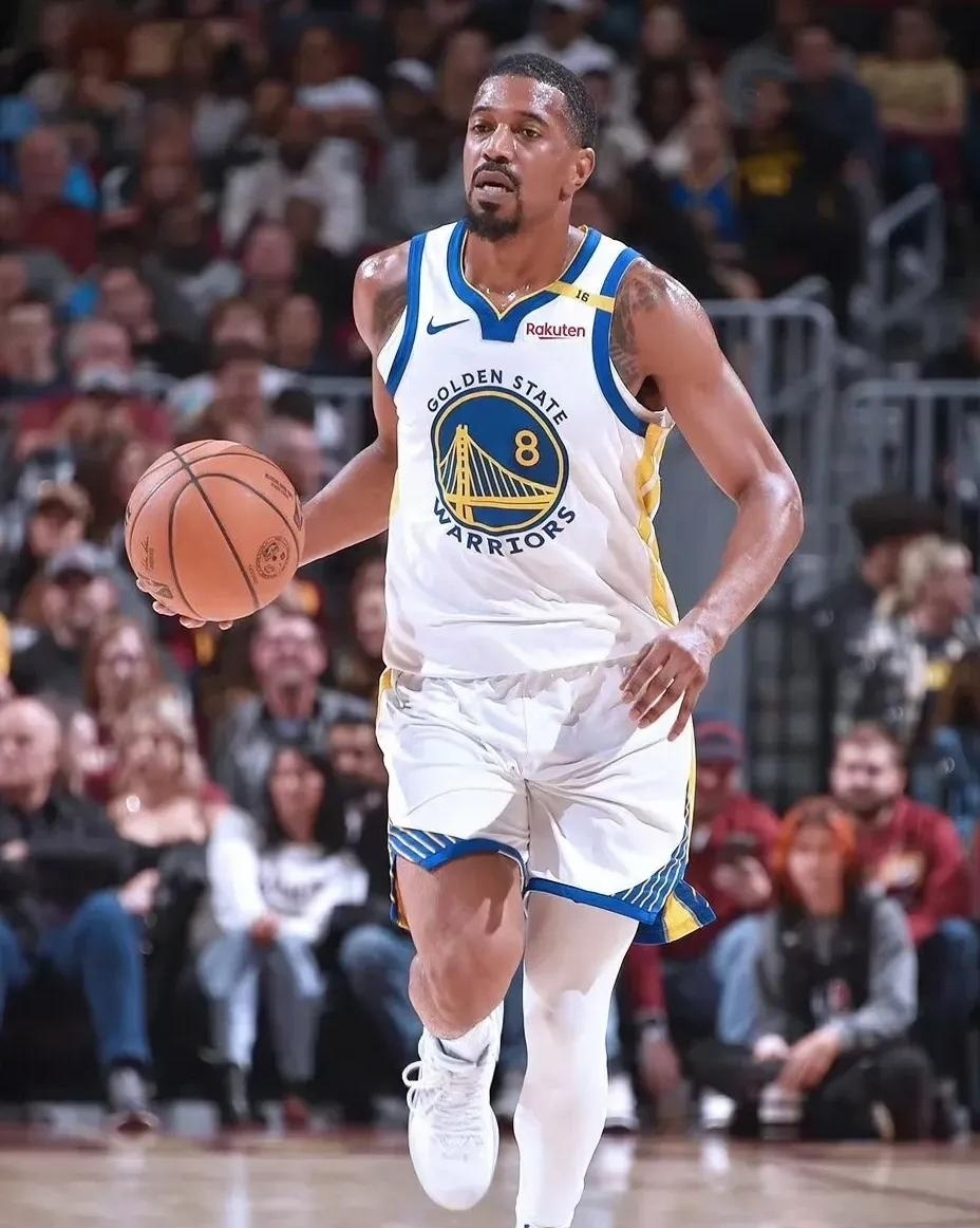 勇士队后卫球员成为比赛关键人物