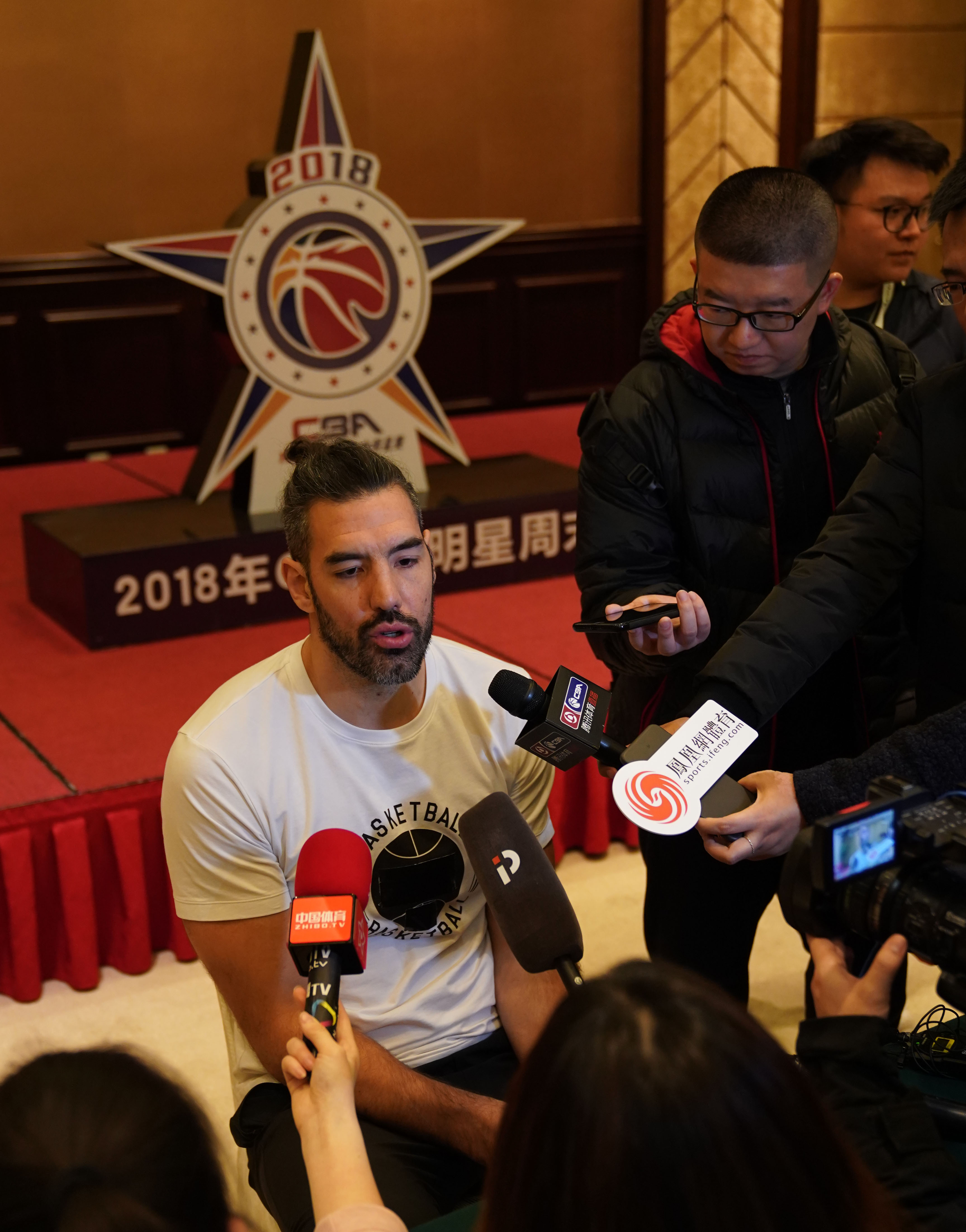 篮球巨星接受专访,分享比赛心得 篮球巨星接受专访,分享比赛心得