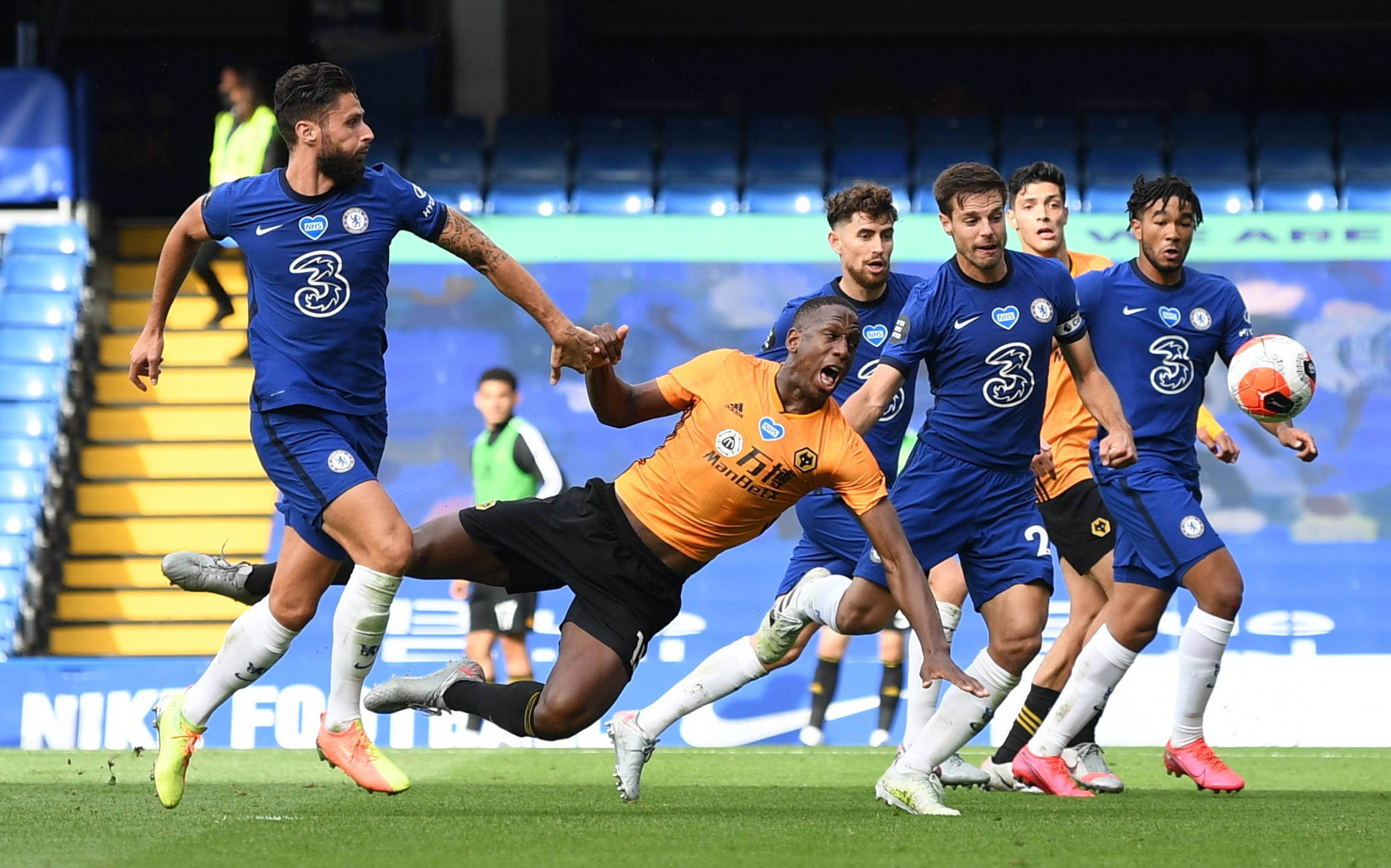 布里斯托尔城不敌狼队，客场遭遇困难的简单介绍