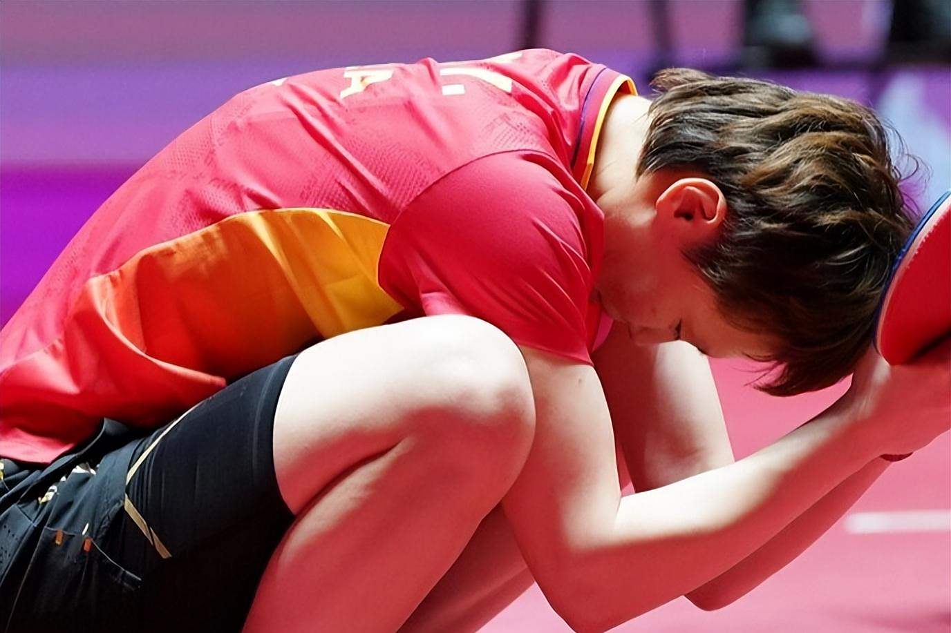 包含球员们精神抖擞，展现顽强拼搏精神的词条