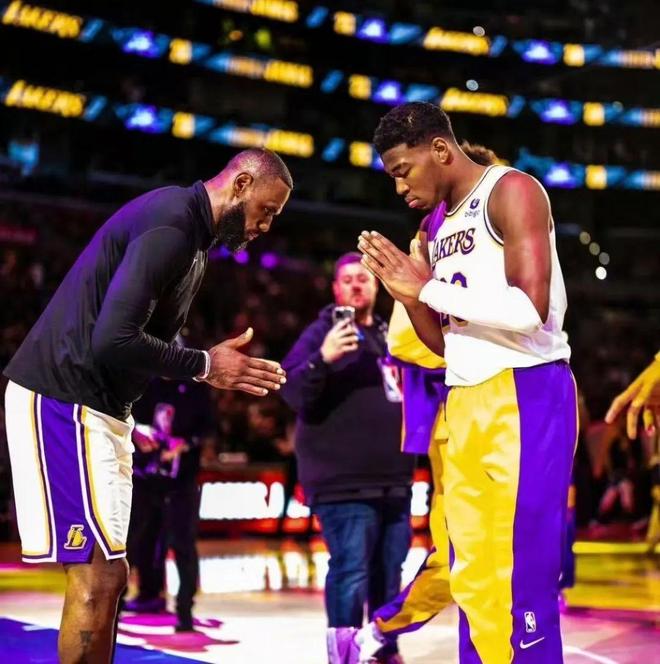 詹姆斯带领湖人力克勇士,取得五连胜 詹姆斯带领湖人力克勇士,取得五连胜